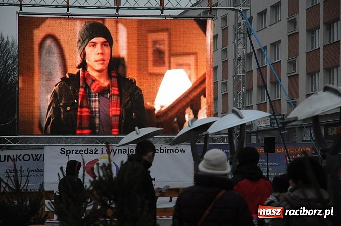 Zdjęcie w galerii na portalu naszraciborz.pl: Ruszyło kino w plenerze. Jutro Listy do M. na raciborskim Rynku wiadomości z regionu