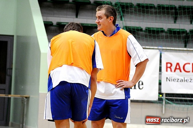 Zdjęcie w galerii na portalu naszraciborz.pl: Nieporozumienia w meczu kolejki wiadomości z regionu