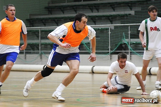 Zdjęcie w galerii na portalu naszraciborz.pl: Nieporozumienia w meczu kolejki wiadomości z regionu