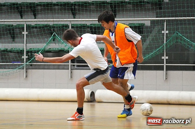 Zdjęcie w galerii na portalu naszraciborz.pl: Nieporozumienia w meczu kolejki wiadomości z regionu