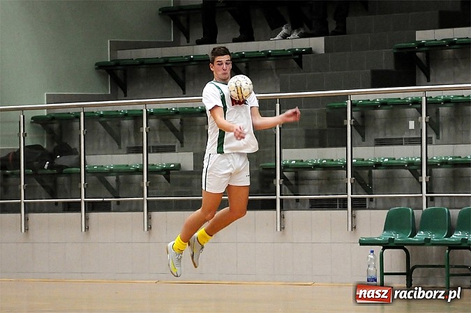 Zdjęcie w galerii na portalu naszraciborz.pl: Nieporozumienia w meczu kolejki wiadomości z regionu