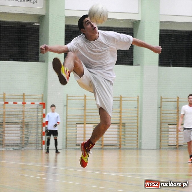 Zdjęcie w galerii na portalu naszraciborz.pl: Nieporozumienia w meczu kolejki wiadomości z regionu