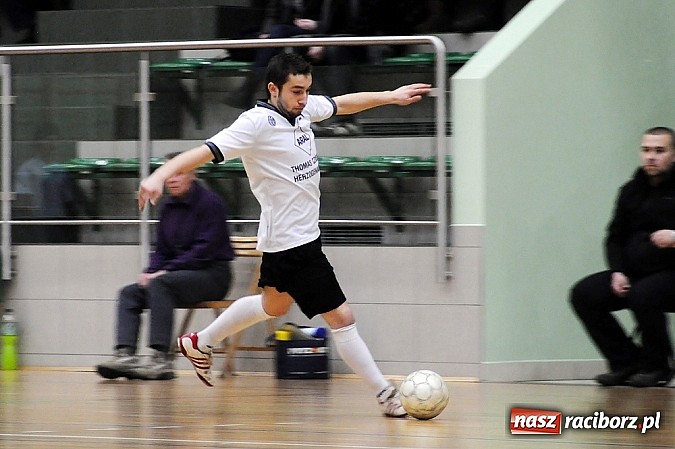 Zdjęcie w galerii na portalu naszraciborz.pl: Nieporozumienia w meczu kolejki wiadomości z regionu