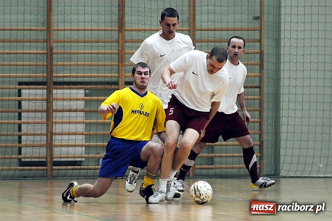 Zdjęcie w galerii na portalu naszraciborz.pl: Nieporozumienia w meczu kolejki wiadomości z regionu