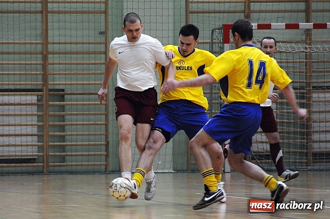 Zdjęcie w galerii na portalu naszraciborz.pl: Nieporozumienia w meczu kolejki wiadomości z regionu