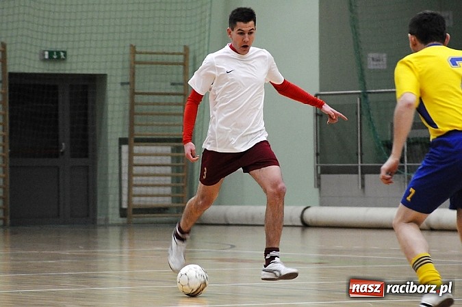 Zdjęcie w galerii na portalu naszraciborz.pl: Nieporozumienia w meczu kolejki wiadomości z regionu