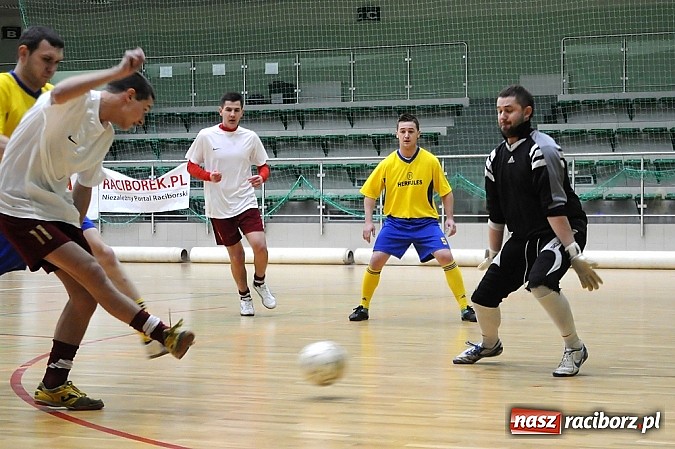 Zdjęcie w galerii na portalu naszraciborz.pl: Nieporozumienia w meczu kolejki wiadomości z regionu