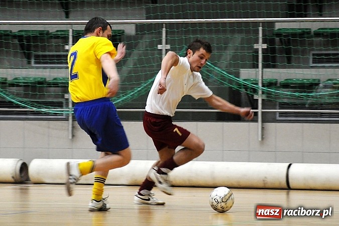 Zdjęcie w galerii na portalu naszraciborz.pl: Nieporozumienia w meczu kolejki wiadomości z regionu