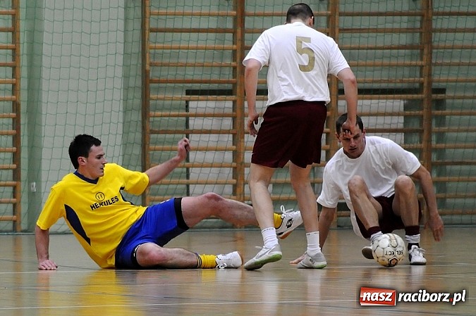 Zdjęcie w galerii na portalu naszraciborz.pl: Nieporozumienia w meczu kolejki wiadomości z regionu