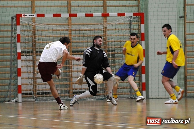 Zdjęcie w galerii na portalu naszraciborz.pl: Nieporozumienia w meczu kolejki wiadomości z regionu