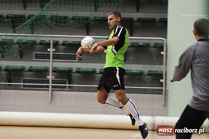 Zdjęcie w galerii na portalu naszraciborz.pl: Nieporozumienia w meczu kolejki wiadomości z regionu