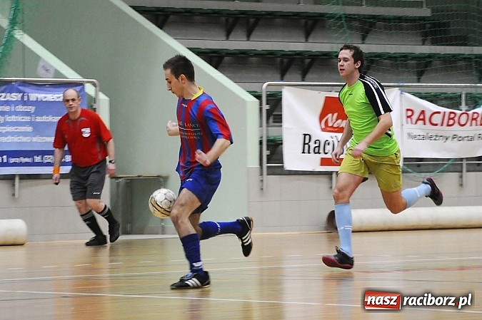 Zdjęcie w galerii na portalu naszraciborz.pl: Nieporozumienia w meczu kolejki wiadomości z regionu