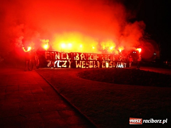 Zdjęcie w galerii na portalu naszraciborz.pl: Kibice Ruchu Chorzów rozświetlili drogę raciborzanom wiadomości z regionu