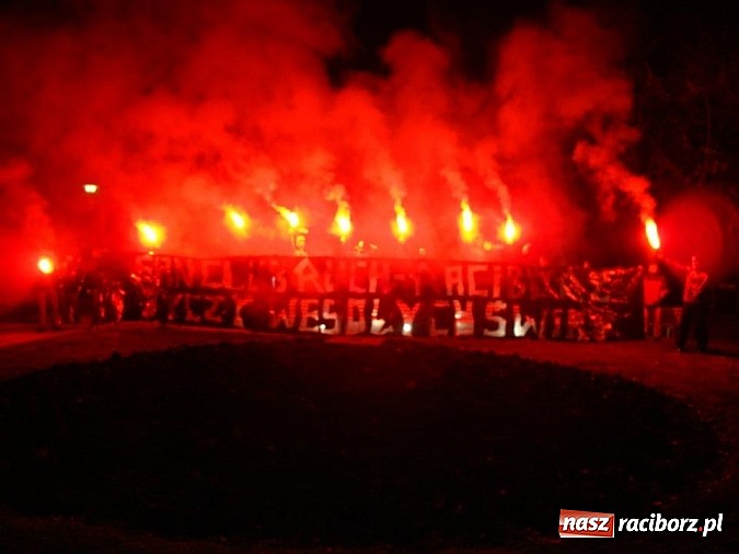 Zdjęcie w galerii na portalu naszraciborz.pl: Kibice Ruchu Chorzów rozświetlili drogę raciborzanom wiadomości z regionu