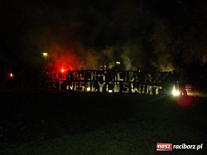 Zdjęcie w galerii na portalu naszraciborz.pl: Kibice Ruchu Chorzów rozświetlili drogę raciborzanom wiadomości z regionu