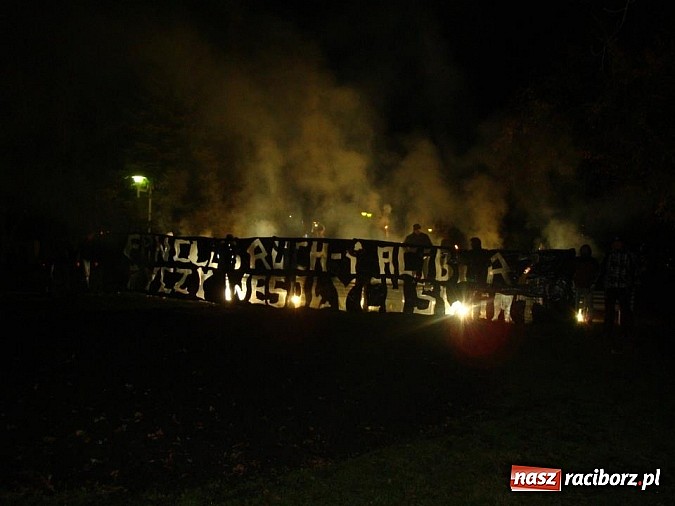 Zdjęcie w galerii na portalu naszraciborz.pl: Kibice Ruchu Chorzów rozświetlili drogę raciborzanom wiadomości z regionu