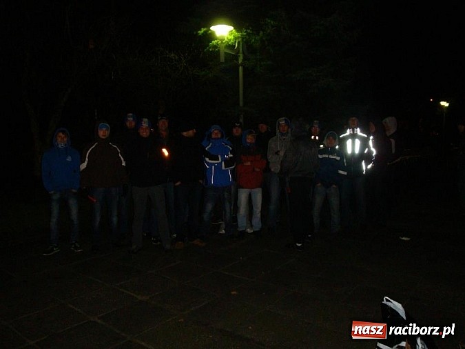 Zdjęcie w galerii na portalu naszraciborz.pl: Kibice Ruchu Chorzów rozświetlili drogę raciborzanom wiadomości z regionu