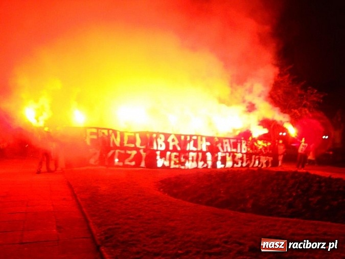 Zdjęcie w galerii na portalu naszraciborz.pl: Kibice Ruchu Chorzów rozświetlili drogę raciborzanom wiadomości z regionu