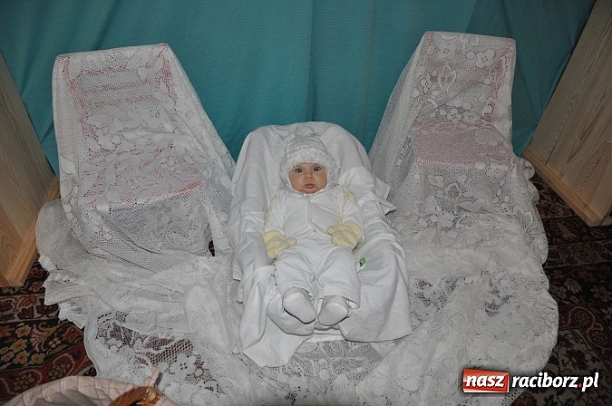 Zdjęcie w galerii na portalu naszraciborz.pl: Trzymiesięczny Adaś został aktorem. Zagrał dziś w Wojnowicach Dzieciątko Jezus wiadomości z regionu