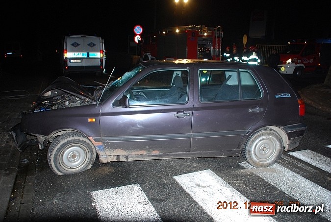 Zdjęcie w galerii na portalu naszraciborz.pl: Na mocnym gazie uderzył w słup na Starowiejskiej wiadomości z regionu