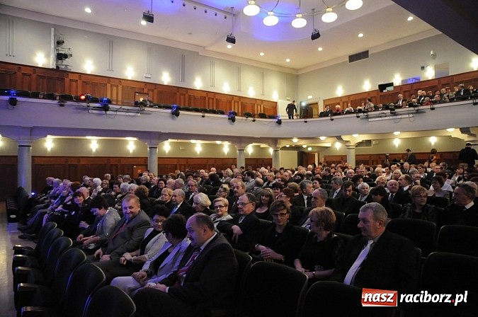 Zdjęcie w galerii na portalu naszraciborz.pl: Melodie świata - sylwestrowa gala w Raciborskim Centrum Kultury wiadomości z regionu