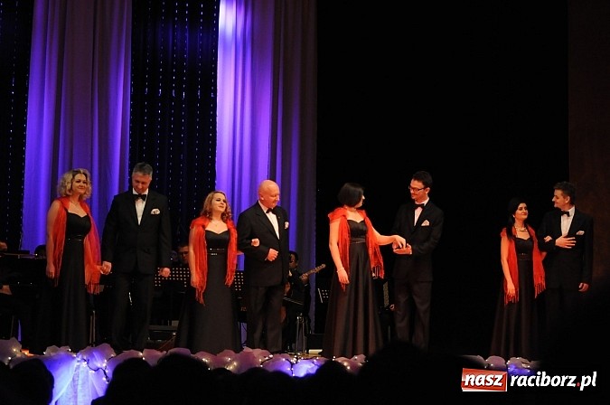 Zdjęcie w galerii na portalu naszraciborz.pl: Melodie świata - sylwestrowa gala w Raciborskim Centrum Kultury wiadomości z regionu