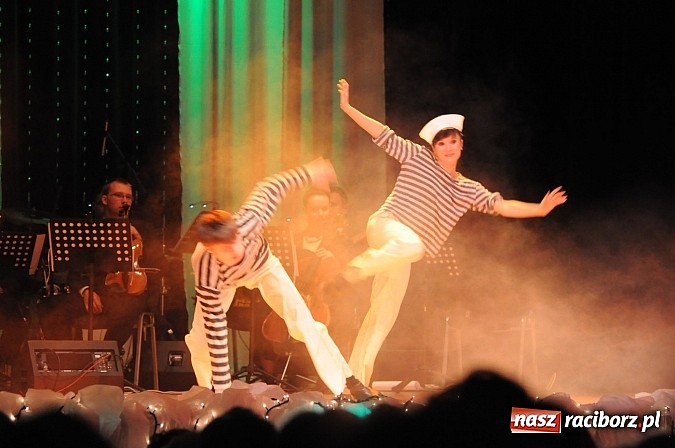 Zdjęcie w galerii na portalu naszraciborz.pl: Melodie świata - sylwestrowa gala w Raciborskim Centrum Kultury wiadomości z regionu