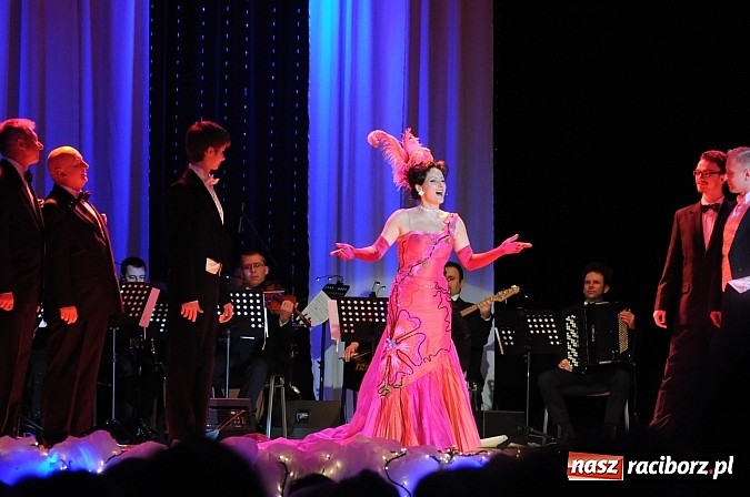 Zdjęcie w galerii na portalu naszraciborz.pl: Melodie świata - sylwestrowa gala w Raciborskim Centrum Kultury wiadomości z regionu