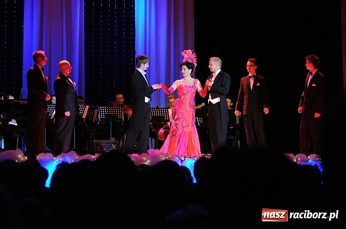 Zdjęcie w galerii na portalu naszraciborz.pl: Melodie świata - sylwestrowa gala w Raciborskim Centrum Kultury wiadomości z regionu