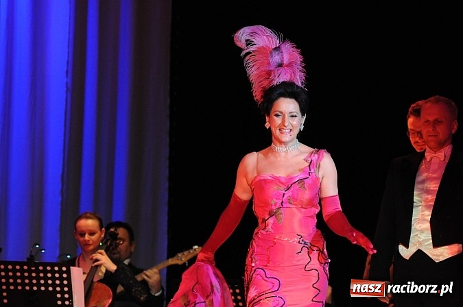 Zdjęcie w galerii na portalu naszraciborz.pl: Melodie świata - sylwestrowa gala w Raciborskim Centrum Kultury wiadomości z regionu