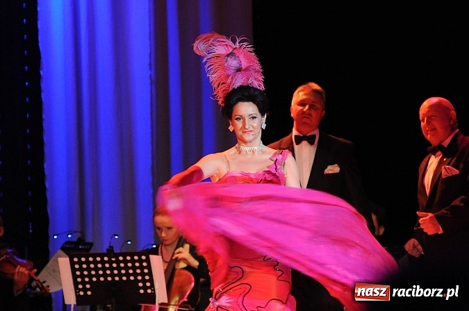 Zdjęcie w galerii na portalu naszraciborz.pl: Melodie świata - sylwestrowa gala w Raciborskim Centrum Kultury wiadomości z regionu