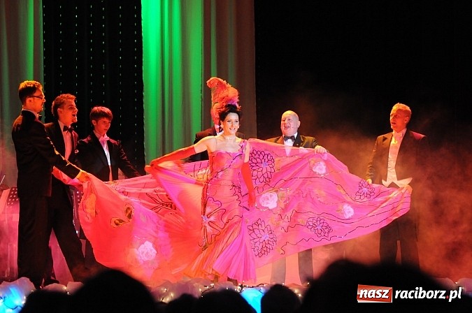 Zdjęcie w galerii na portalu naszraciborz.pl: Melodie świata - sylwestrowa gala w Raciborskim Centrum Kultury wiadomości z regionu