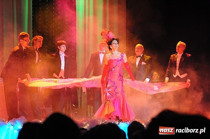 Zdjęcie w galerii na portalu naszraciborz.pl: Melodie świata - sylwestrowa gala w Raciborskim Centrum Kultury wiadomości z regionu