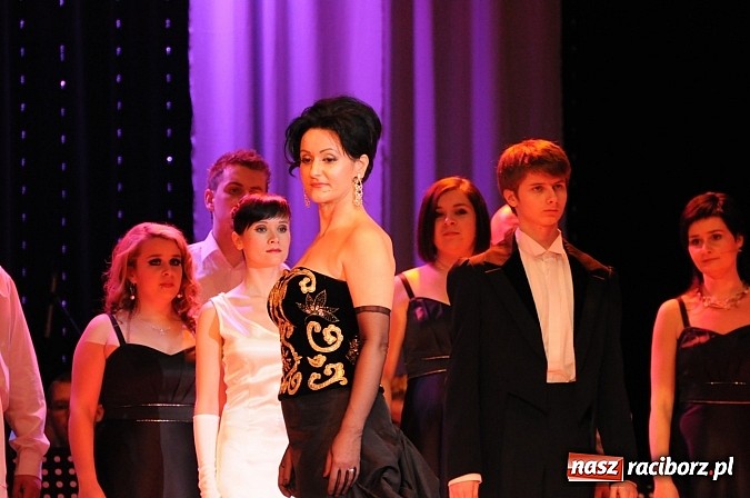 Zdjęcie w galerii na portalu naszraciborz.pl: Melodie świata - sylwestrowa gala w Raciborskim Centrum Kultury wiadomości z regionu