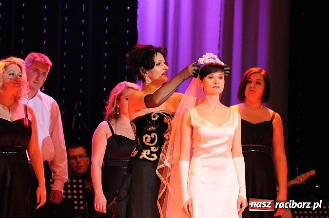 Zdjęcie w galerii na portalu naszraciborz.pl: Melodie świata - sylwestrowa gala w Raciborskim Centrum Kultury wiadomości z regionu