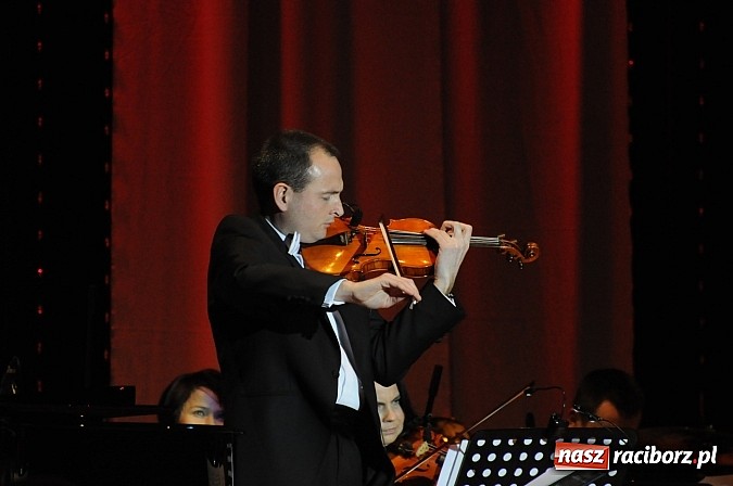 Zdjęcie w galerii na portalu naszraciborz.pl: Melodie świata - sylwestrowa gala w Raciborskim Centrum Kultury wiadomości z regionu