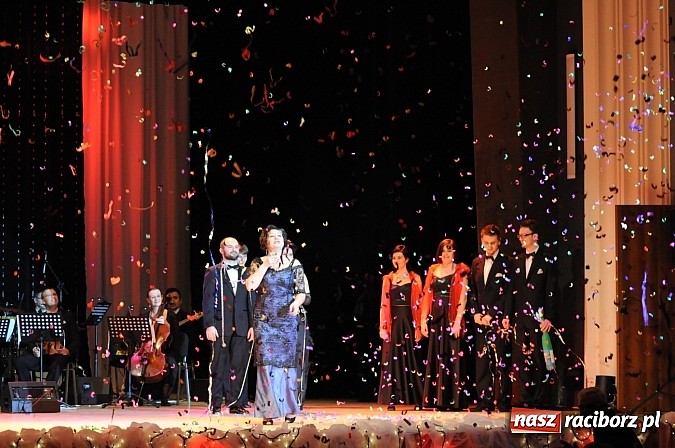 Zdjęcie w galerii na portalu naszraciborz.pl: Melodie świata - sylwestrowa gala w Raciborskim Centrum Kultury wiadomości z regionu