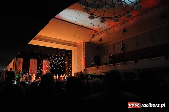 Zdjęcie w galerii na portalu naszraciborz.pl: Melodie świata - sylwestrowa gala w Raciborskim Centrum Kultury wiadomości z regionu