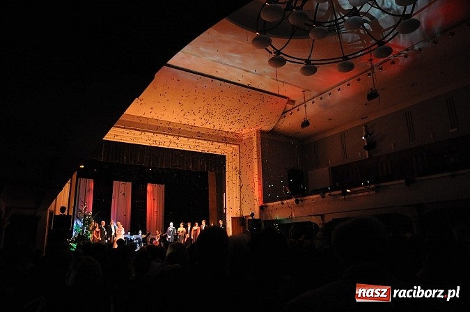 Zdjęcie w galerii na portalu naszraciborz.pl: Melodie świata - sylwestrowa gala w Raciborskim Centrum Kultury wiadomości z regionu