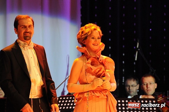 Zdjęcie w galerii na portalu naszraciborz.pl: Melodie świata - sylwestrowa gala w Raciborskim Centrum Kultury wiadomości z regionu