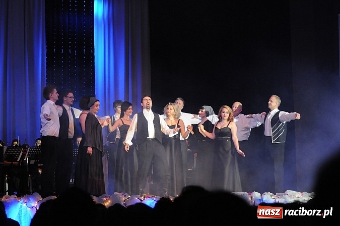 Zdjęcie w galerii na portalu naszraciborz.pl: Melodie świata - sylwestrowa gala w Raciborskim Centrum Kultury wiadomości z regionu