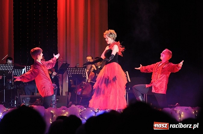 Zdjęcie w galerii na portalu naszraciborz.pl: Melodie świata - sylwestrowa gala w Raciborskim Centrum Kultury wiadomości z regionu