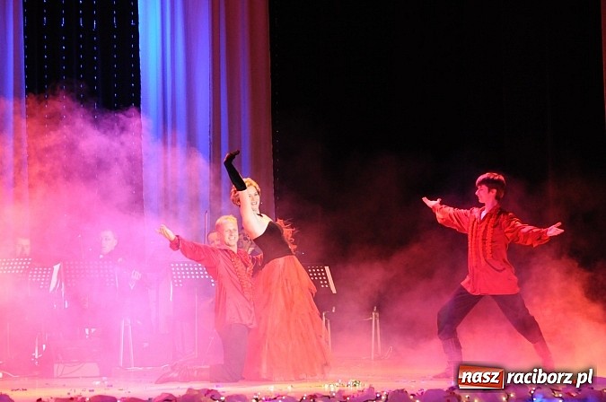 Zdjęcie w galerii na portalu naszraciborz.pl: Melodie świata - sylwestrowa gala w Raciborskim Centrum Kultury wiadomości z regionu