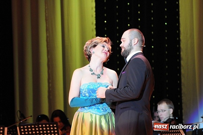 Zdjęcie w galerii na portalu naszraciborz.pl: Melodie świata - sylwestrowa gala w Raciborskim Centrum Kultury wiadomości z regionu