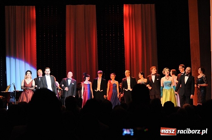 Zdjęcie w galerii na portalu naszraciborz.pl: Melodie świata - sylwestrowa gala w Raciborskim Centrum Kultury wiadomości z regionu