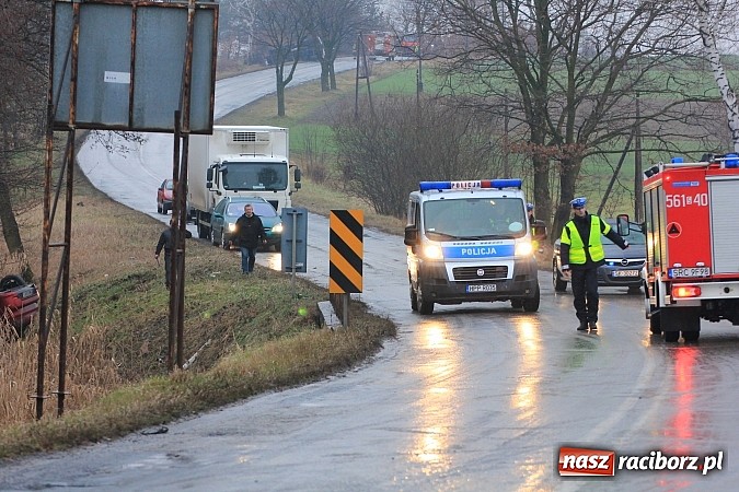 Zdjęcie w galerii na portalu naszraciborz.pl: Poważny wypadek na trasie Racibórz - Rybnik. Ranny został jeden ze strażaków wiadomości z regionu