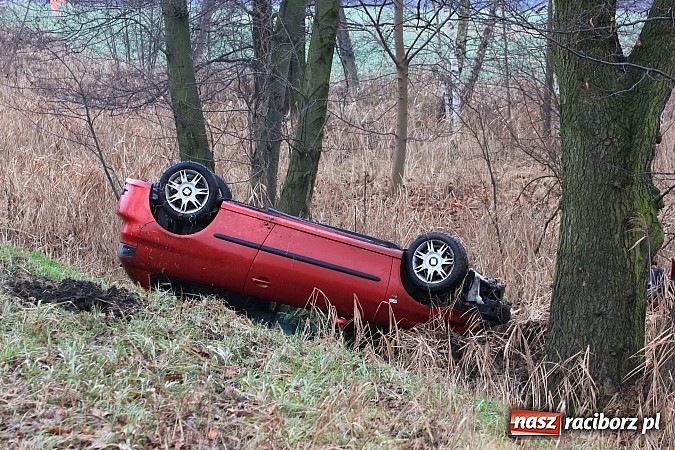 Zdjęcie w galerii na portalu naszraciborz.pl: Poważny wypadek na trasie Racibórz - Rybnik. Ranny został jeden ze strażaków wiadomości z regionu