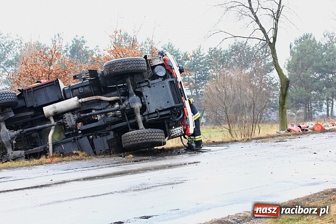 Zdjęcie w galerii na portalu naszraciborz.pl: Poważny wypadek na trasie Racibórz - Rybnik. Ranny został jeden ze strażaków wiadomości z regionu