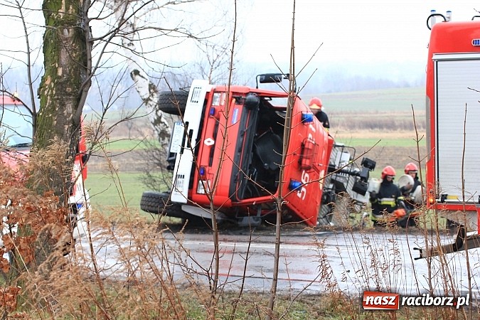Zdjęcie w galerii na portalu naszraciborz.pl: Poważny wypadek na trasie Racibórz - Rybnik. Ranny został jeden ze strażaków wiadomości z regionu