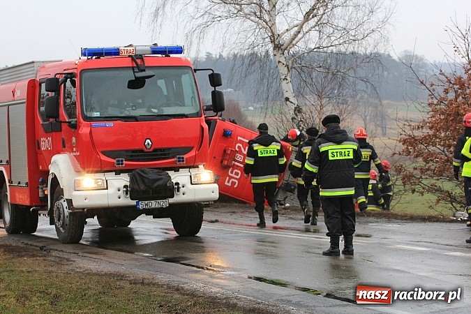 Zdjęcie w galerii na portalu naszraciborz.pl: Poważny wypadek na trasie Racibórz - Rybnik. Ranny został jeden ze strażaków wiadomości z regionu